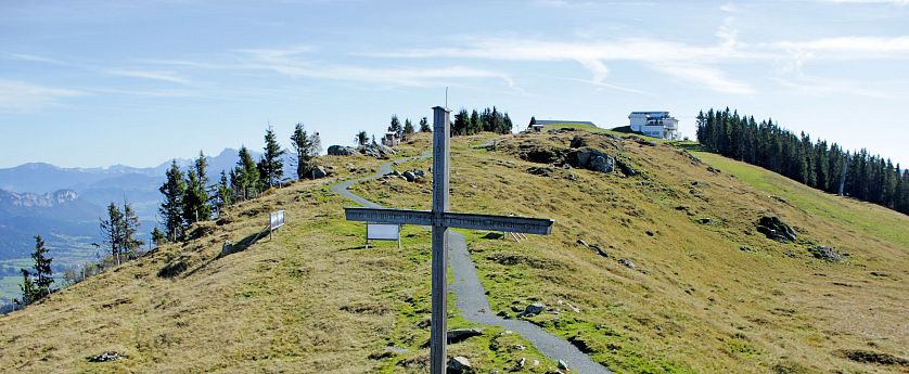 Berg mit Gipfelkreuz.