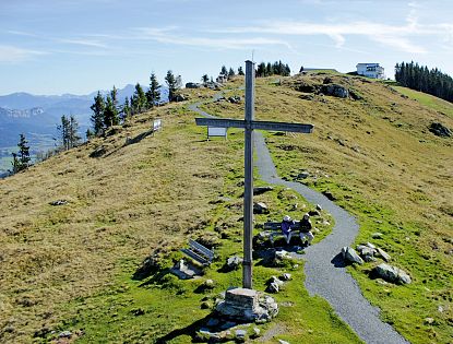 Berg mit Gipfelkreuz.