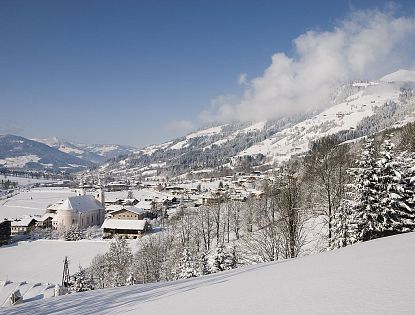 Ortschaft Brixen im Thale verschneit im Winter