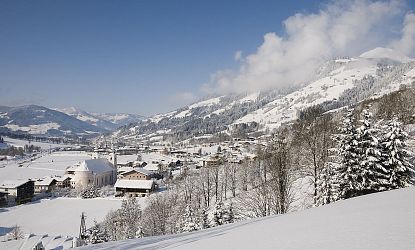 Ortschaft Brixen im Thale verschneit im Winter