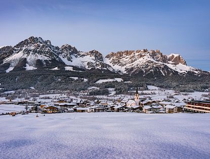 Blick auf den Wilden Kaiser bestäubt mit Schnee.