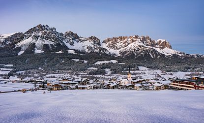 Blick auf den Wilden Kaiser bestäubt mit Schnee.