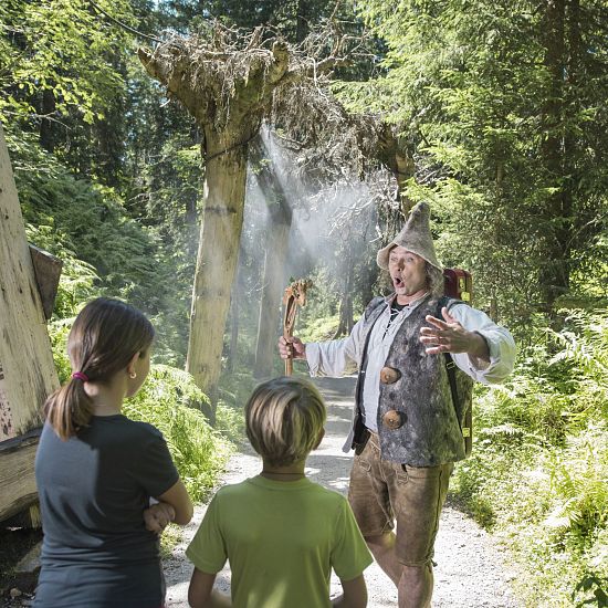 Kinder im verzauberten Wald.