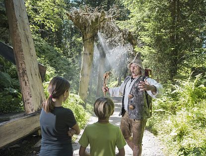 Kinder im verzauberten Wald.