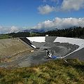 Erweiterung des Jochstubensee SkiWelt Scheffau, weiße Folie wir neu verlegt, Hügel angesammelter Steine werden verteilt