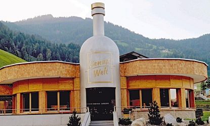 Gebaüde von außen mit Flasche als Eingang.