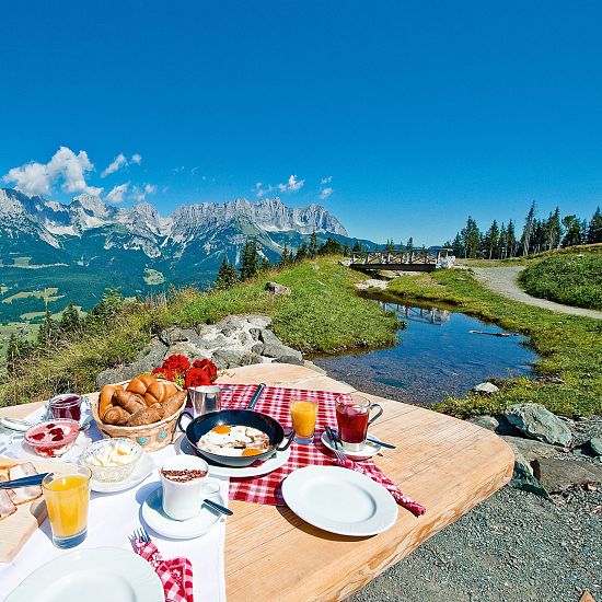 Picknick mit Aussicht auf Seen und Berge.