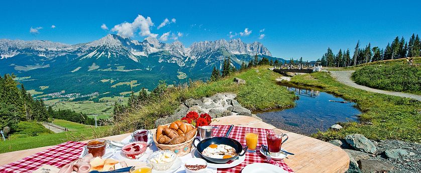 Picknick mit Aussicht auf Seen und Berge.