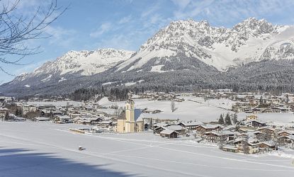 Kirche eines Dorfes im Winter.