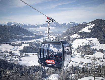Gondel schwebt in der Winterlandschaft.