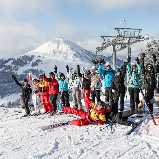 Gruppenfoto von Skifahrern.