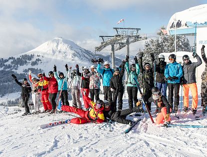 Gruppenfoto von Skifahrern.