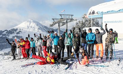 Gruppenfoto von Skifahrern.