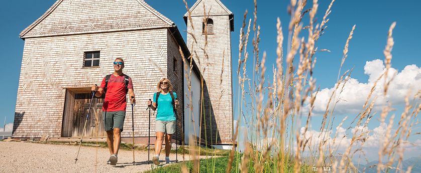 Zwei wanderer auf der Hohen Salve mit Nordic Walking Stöcken