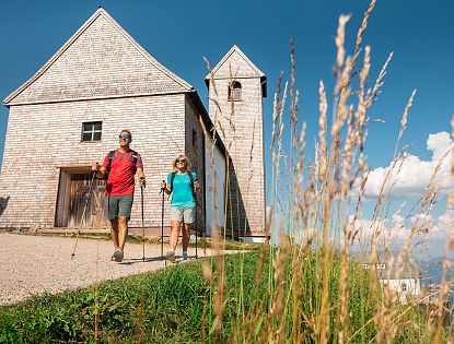 Zwei wanderer auf der Hohen Salve mit Nordic Walking Stöcken