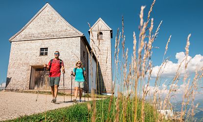 Zwei wanderer auf der Hohen Salve mit Nordic Walking Stöcken