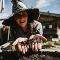 Hexe zeigt Insekten und Würmer.