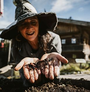 Hexe zeigt Insekten und Würmer.