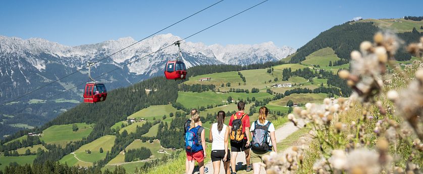 Wandern mit Freunden in der Natur.