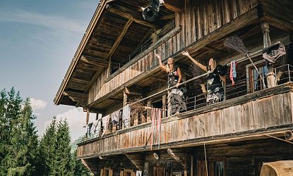 Altes Bauernhaus mit Hexen auf dem Balkon.