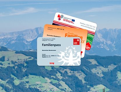 Familienpässe aus Tirol, Südtirol und Bayern vor imposanter Bergkulisse in der SkiWelt Wilder Kaiser-Brixental. Drei Karten für grenzüberschreitende Familienangebote und ermäßigte Freizeitaktivitäten.