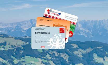Familienpässe aus Tirol, Südtirol und Bayern vor imposanter Bergkulisse in der SkiWelt Wilder Kaiser-Brixental. Drei Karten für grenzüberschreitende Familienangebote und ermäßigte Freizeitaktivitäten.