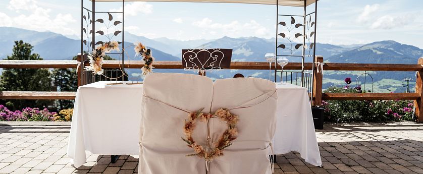 Ein Hochzeitsaltar mit Ausblick auf die Berge.