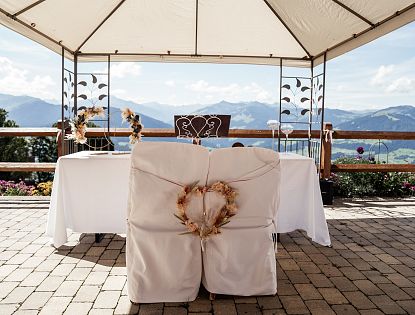 Ein Hochzeitsaltar mit Ausblick auf die Berge.