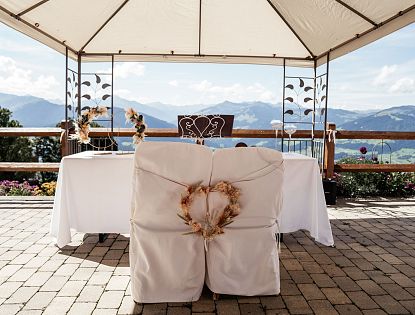 Traualtar mit Aussicht auf die Berge.