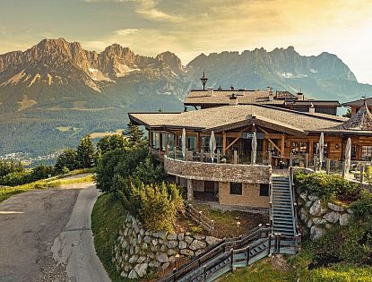 Jezz Alm in Ellmau mit Blick auf den Wilden Kaiser im Sommer
