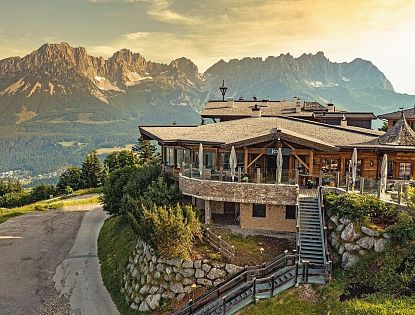 Jezz Alm in Ellmau mit Blick auf den Wilden Kaiser im Sommer