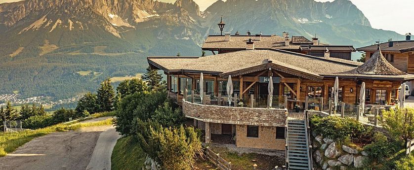 Jezz Alm in Ellmau mit Blick auf den Wilden Kaiser im Sommer