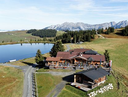 Gasthaus am Berg neben einem Bergsee.
