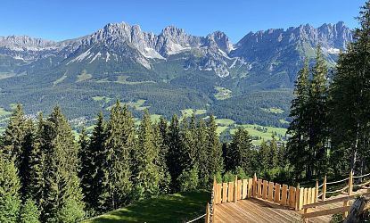 Ausblick auf Berge im Frühling.