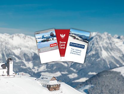 Drei verschiedene Skipässe (SkiWelt, Snow Card Tirol, SuperSkiCard) sind vor einem schneebedeckten Panorama und einer Berghütte mit Kapelle auf der Hohen Salve zu sehen