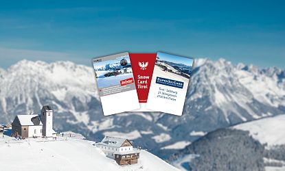 Drei verschiedene Skipässe (SkiWelt, Snow Card Tirol, SuperSkiCard) sind vor einem schneebedeckten Panorama und einer Berghütte mit Kapelle auf der Hohen Salve zu sehen