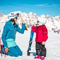 Mutter und Tochter haben Spaß beim Skifahren.