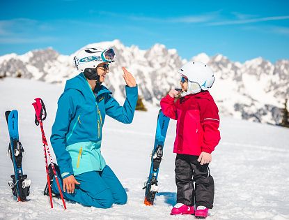 Mutter und Tochter haben Spaß beim Skifahren.
