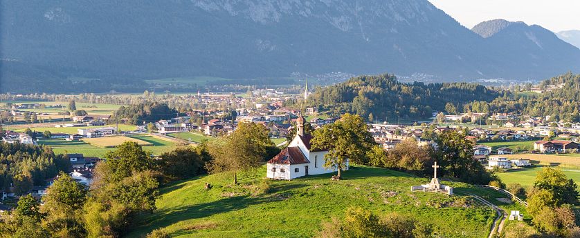 Kapelle auf einem Berg mit Blick auf Wörgl.