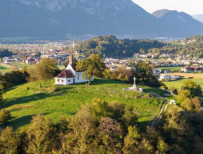 Kapelle auf einem Berg mit Blick auf Wörgl.