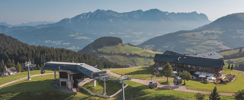 Mittelstation der neuen Salvistabahn sowie die Kraftalm im Sommer, im Hintergrund der Wilde Kaiser