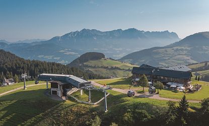 Mittelstation der neuen Salvistabahn sowie die Kraftalm im Sommer, im Hintergrund der Wilde Kaiser