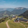 Aufnahme aus Vogelperspektive der Kraftalm und Mittelstation der 10er-Gondel Salvistabahn Itter und Panoramablick im Sommer