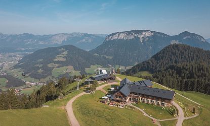 Aufnahme aus Vogelperspektive der Kraftalm und Mittelstation der 10er-Gondel Salvistabahn Itter und Panoramablick im Sommer