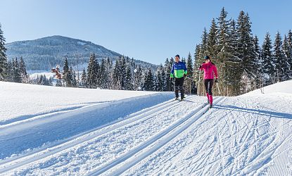 Zwei Langläufer auf der Loipe im Brixental bei Sonnenschein