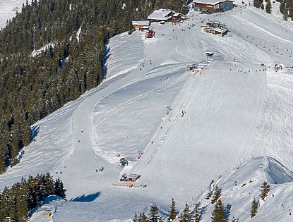 Blick von oben auf die Pisten der SkiWelt.