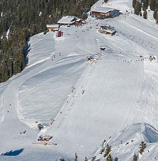 Blick von oben auf die Pisten der SkiWelt.