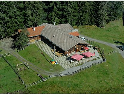 Bild einer Alm von einer Drohne.