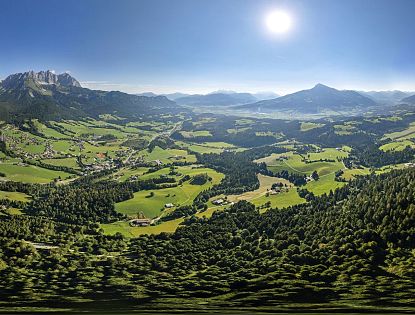 Sommerpanorama der Berge.