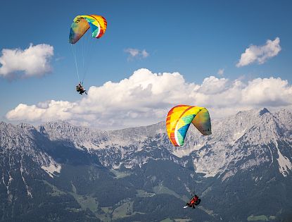 2 Paragleiter über den Wolken.